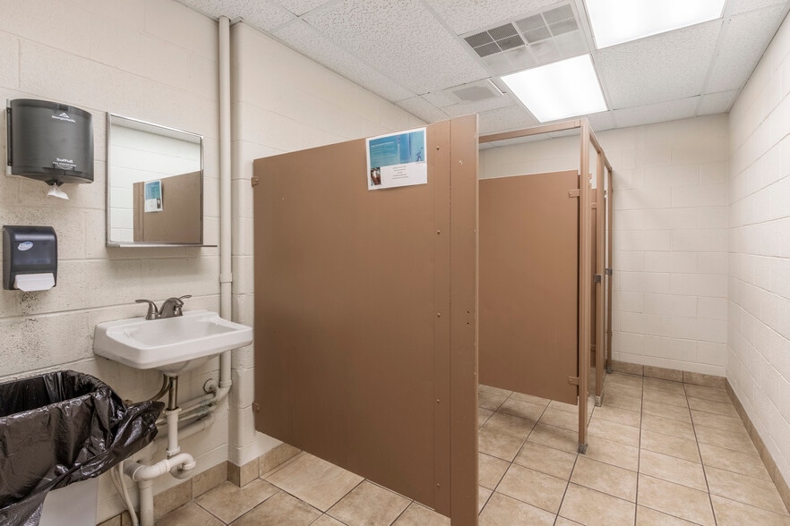 More Photos Of 5095 Crookshank Rd, Cincinnati Light Manufacturing For Sale