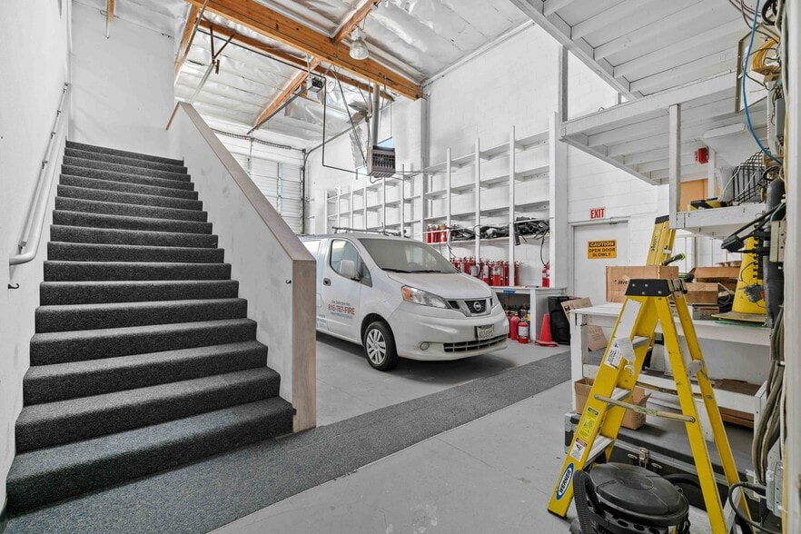More Photos Of 11170-11172 Penrose St, Sun Valley Warehouse For Lease