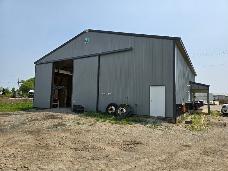 More Photos Of 808 W Walnut St, Fairbury Industrial For Sale