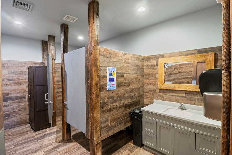 More Photos Of 1289 Bagnell Dam Blvd, Lake Ozark Restaurant For Sale