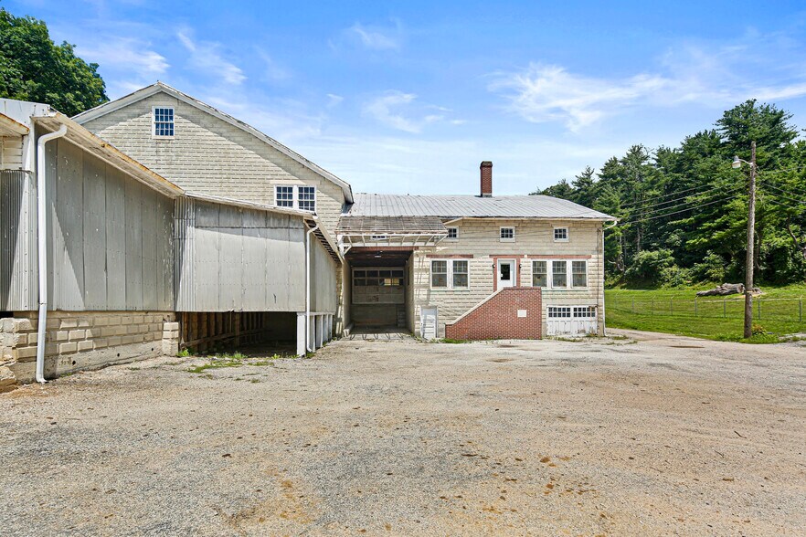 More Photos Of 8106 Intersection Rd, Glen Rock Warehouse For Lease
