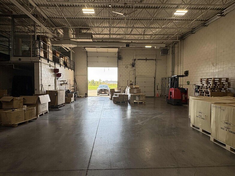 More Photos Of 9980 S Oakwood Park Dr, Franklin Manufacturing For Sale