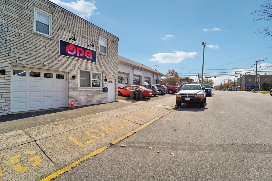 More Photos Of 593-595 New York Ave, Lyndhurst Light Manufacturing For Lease