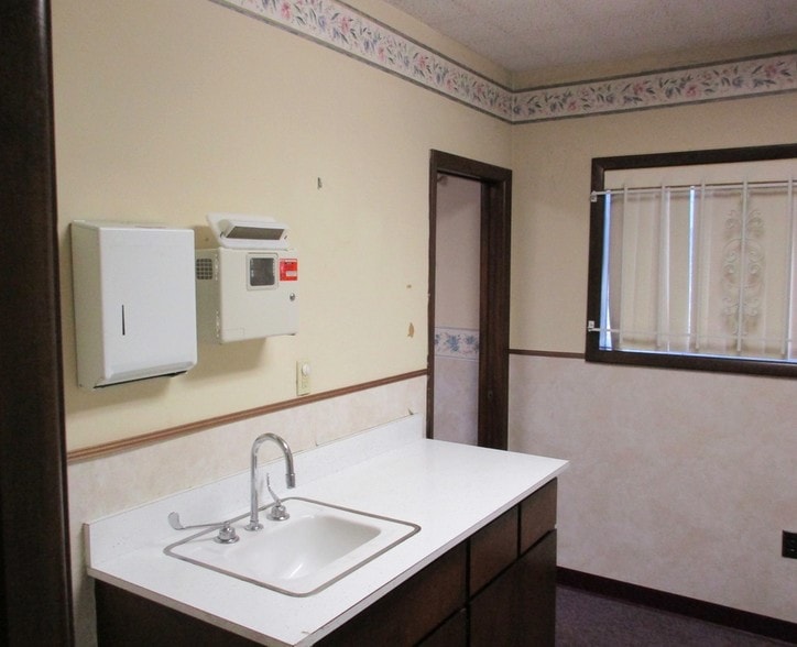 More Photos Of 18940 Schoolcraft, Detroit Medical For Sale