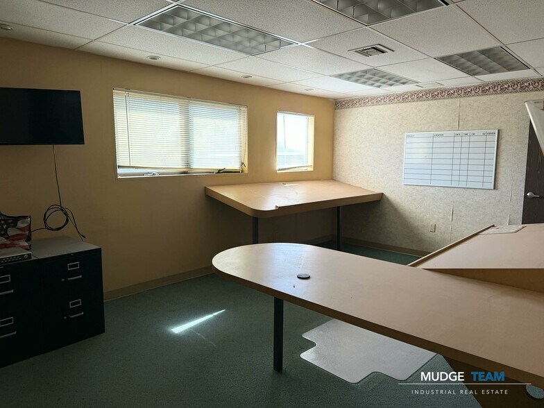 More Photos Of 25051 5th St, San Bernardino Service For Sale