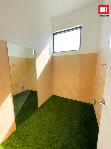 More Photos Of 1000 N Fairfax Ave, West Hollywood Storefront For Sale