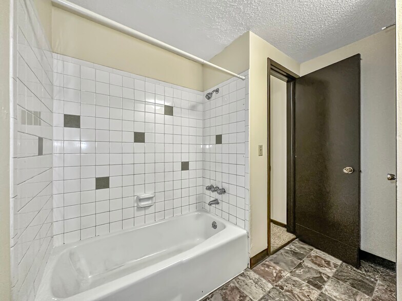 More Photos Of 3830 6th Ave, Des Moines Apartments For Sale