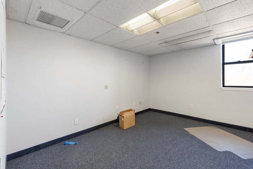 More Photos Of 19-25 Main St, Hartford Office Residential For Sale