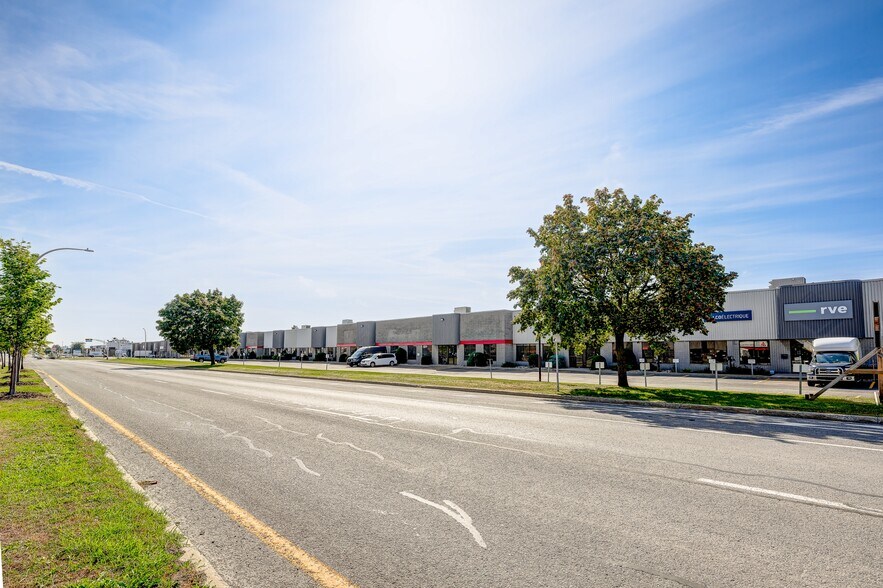 More Photos Of 3420-3480 Boul Industriel, Laval Service For Lease