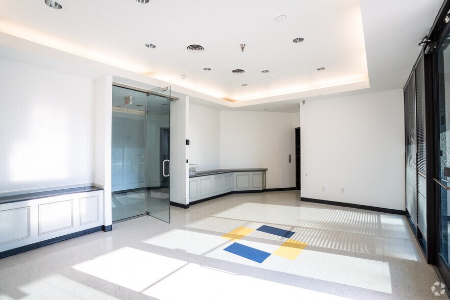 More Photos Of 10600 Corporate Dr, Stafford Warehouse For Lease