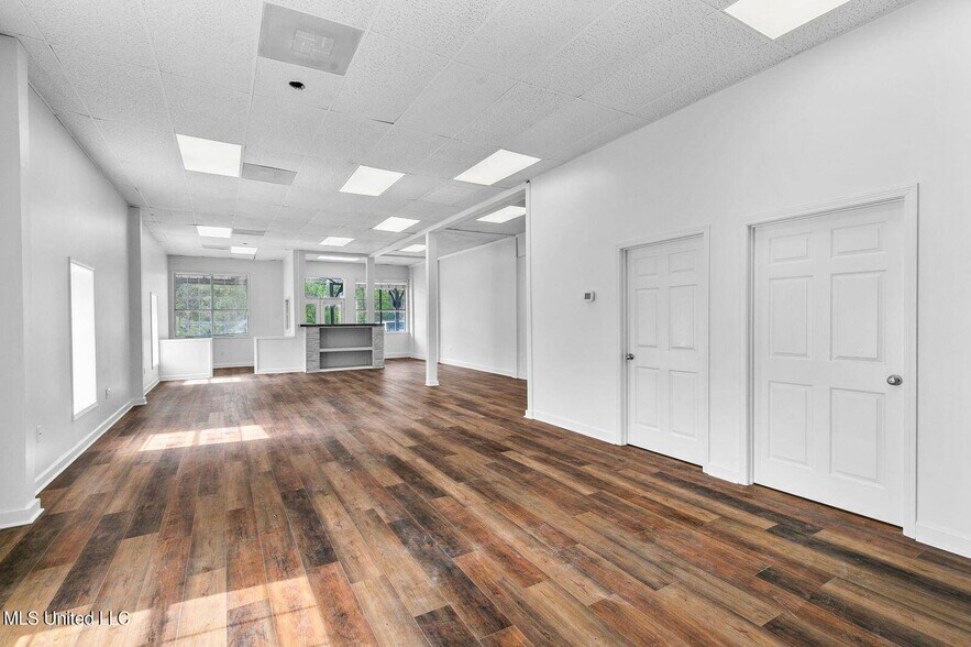 More Photos Of 148 Weisenberger Rd, Madison Flex For Lease