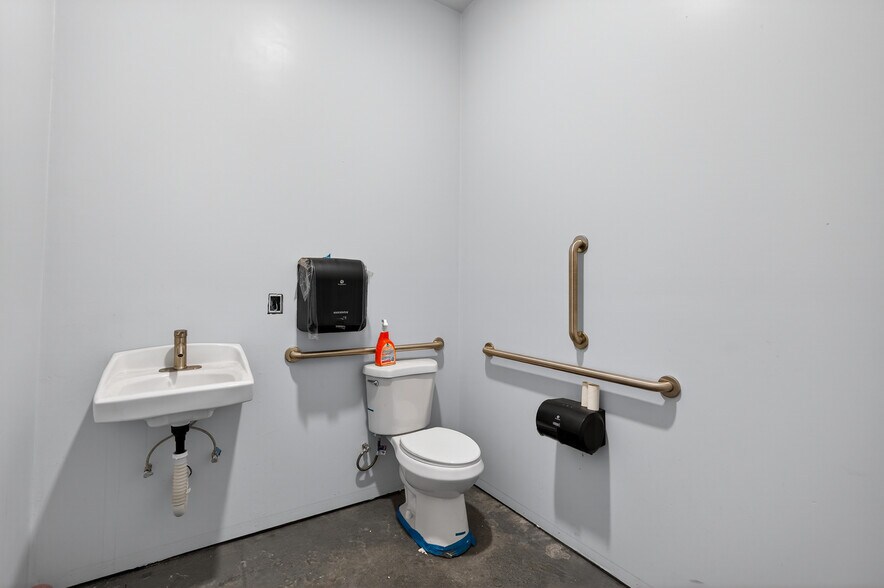 More Photos Of 11019 Penrose St, Sun Valley Manufacturing For Sale