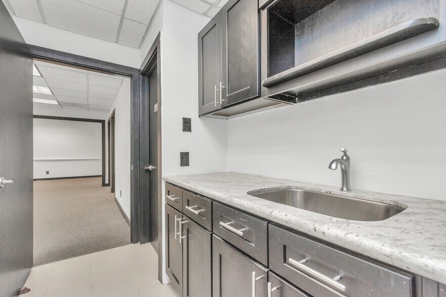 More Photos Of 8703 Meadowcroft Dr, Houston Medical For Lease