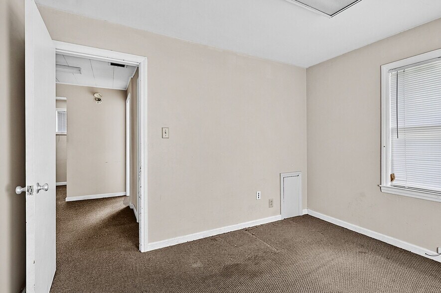 More Photos Of 7102 E Pendleton Pike, Indianapolis Office For Sale