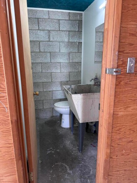 More Photos Of 524 Market St, Klamath Falls Warehouse For Lease