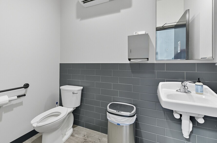 More Photos Of 14217 S 220th St, Gretna Distribution For Lease