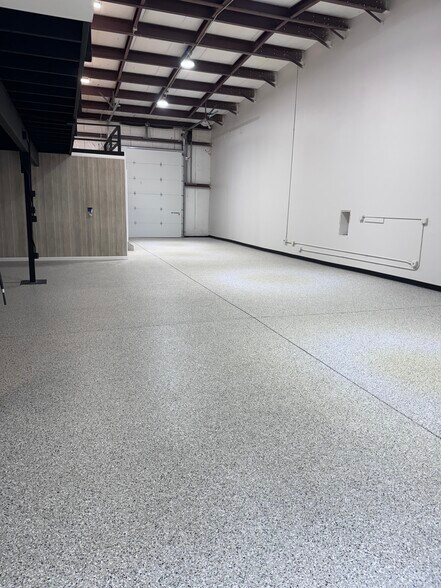More Photos Of 517 N Lake Ave, Twin Lakes Showroom For Lease
