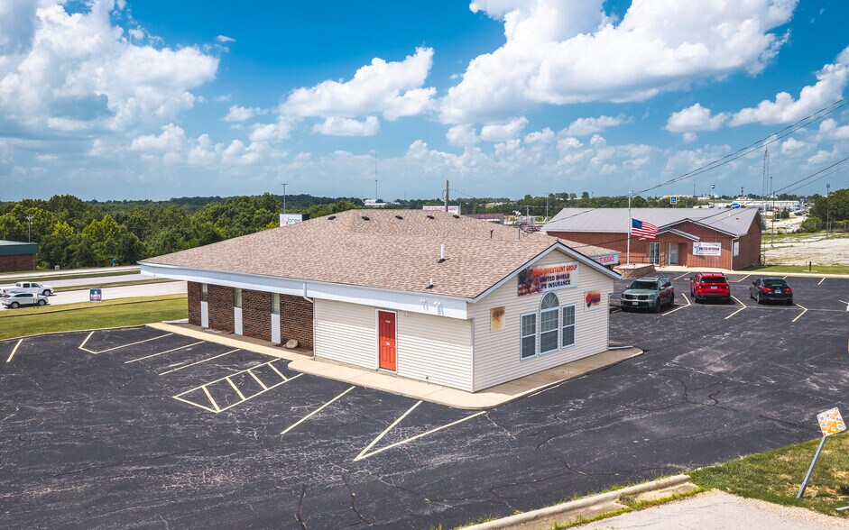 More Photos Of 575 Marshall Dr, Saint Robert Office For Sale