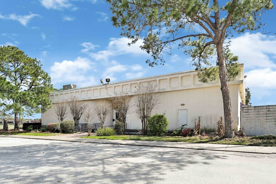 More Photos Of 1055 Bay Area Blvd, Houston Restaurant For Sale