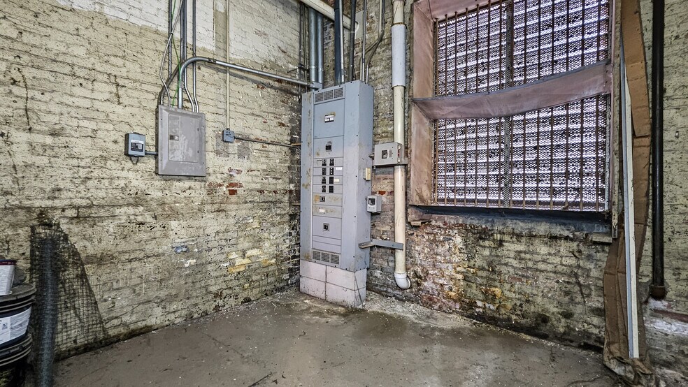 More Photos Of 112 N Jefferson St, Athens Bank For Lease