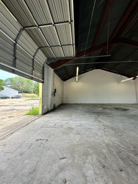 More Photos Of 221 Yorktown St, Dallas Distribution For Lease