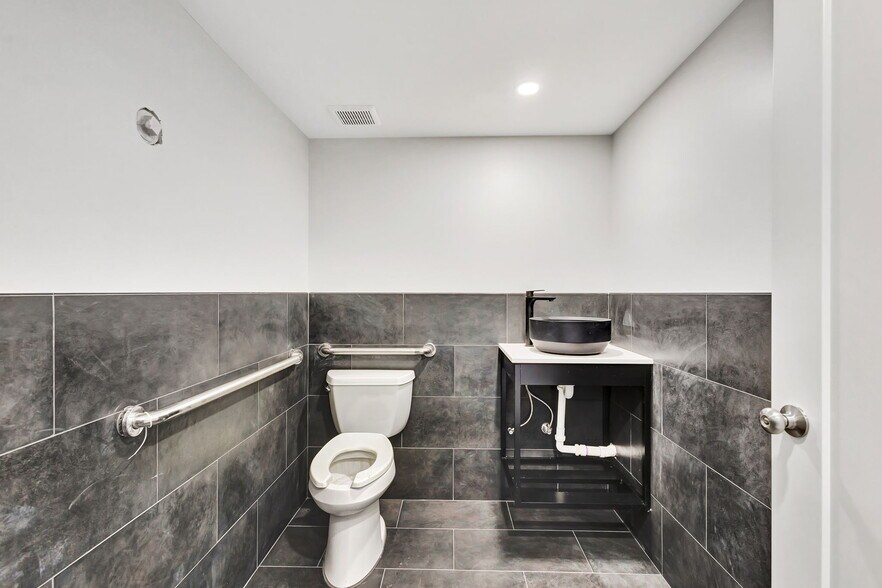 More Photos Of 7030 N Haverhill Rd, Riviera Beach Warehouse For Sale