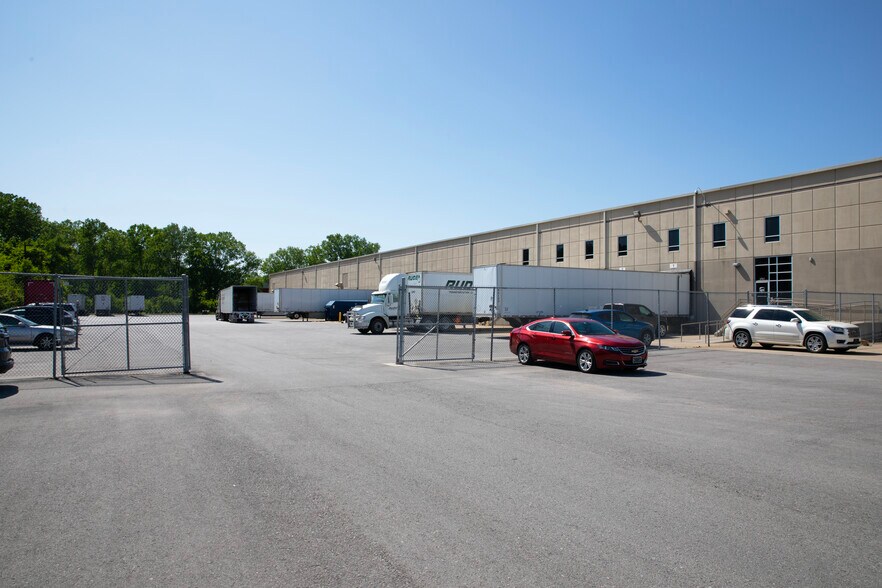 More Photos Of 1000-1010 N Century Dr, Kansas City Warehouse For Lease