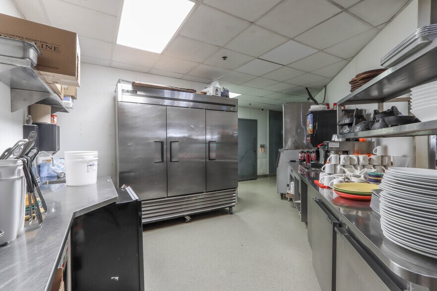 More Photos Of 190 Crossroads Dr, Plover Restaurant For Lease