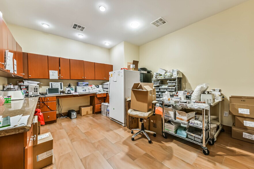 More Photos Of 1111 S Friendswood Dr, Friendswood Office For Lease