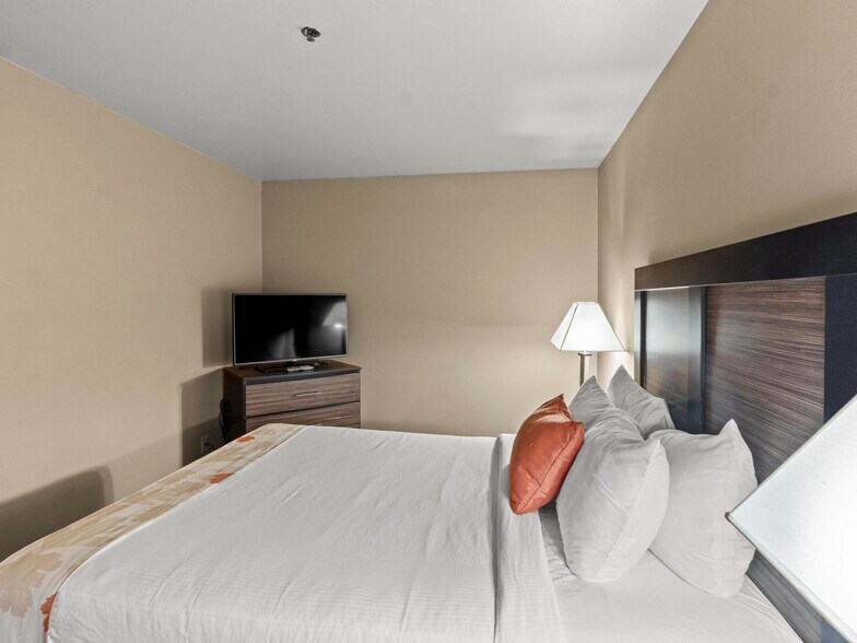 More Photos Of 1001 W College, Oak Creek Hotel For Sale
