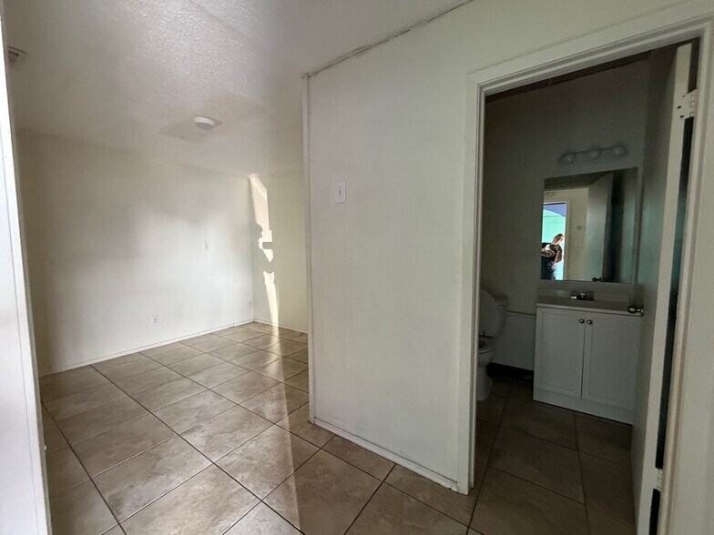 More Photos Of 209 Ben White Blvd E, Austin Light Distribution For Lease