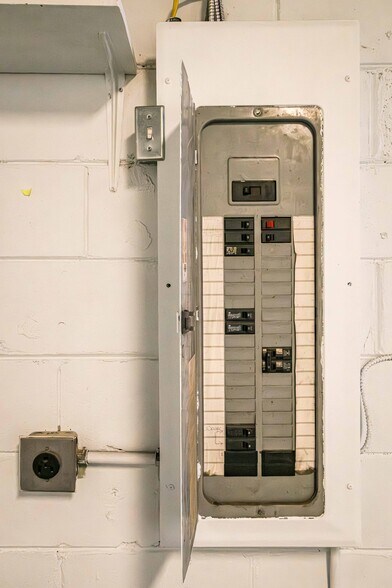 More Photos Of 711 Tattnall st, Savannah Light Distribution For Sale