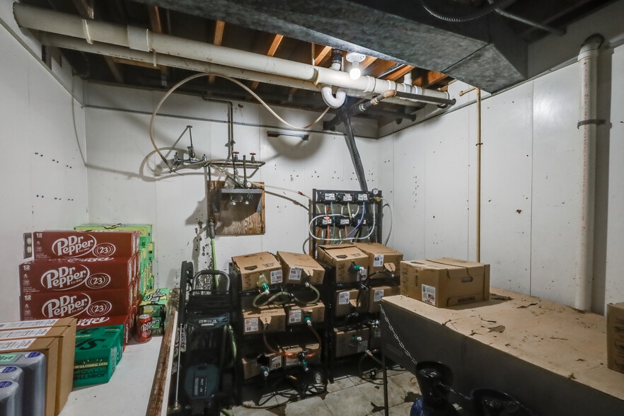 More Photos Of 2604 Custer St, Manitowoc General Retail For Sale