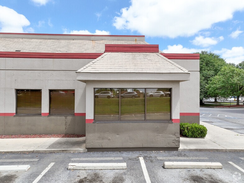 More Photos Of 378 W Plaza Dr, Mooresville Restaurant For Lease