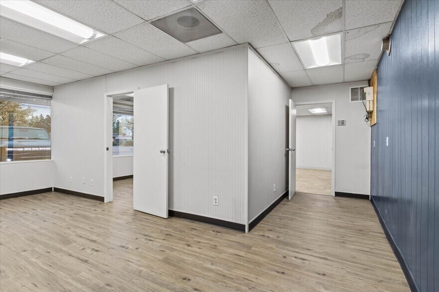 More Photos Of 890 N Main St, Independence Warehouse For Sale