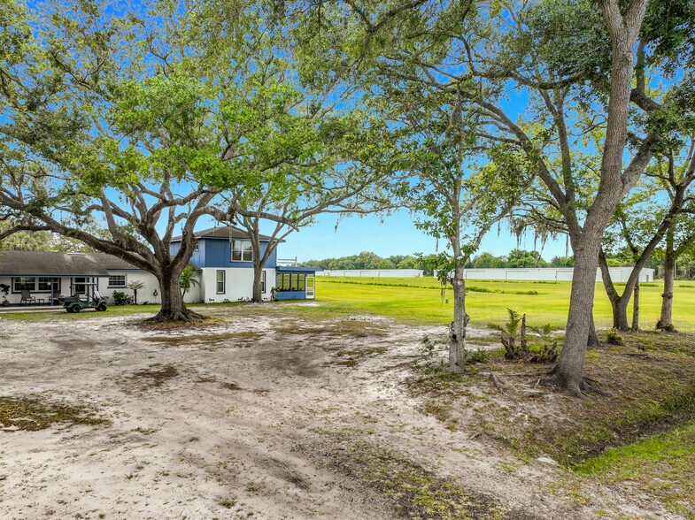 More Photos Of 7001 W Jones Ave, Mount Dora Airplane Hangar For Sale