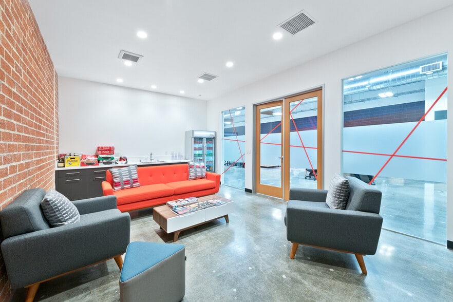 More Photos Of 13100 Yukon Ave, Hawthorne Research And Development For Lease