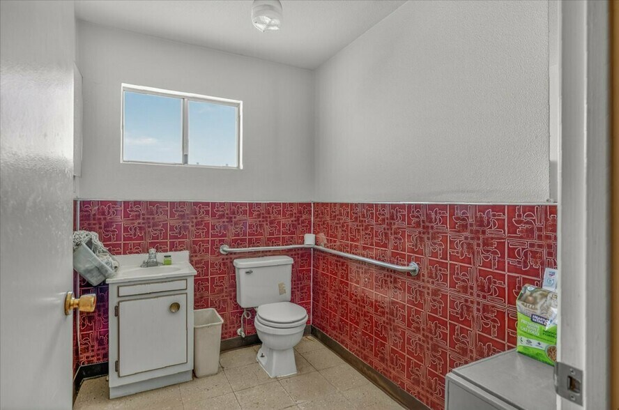 More Photos Of 708 N Pleasant Ave, Fresno Warehouse For Sale