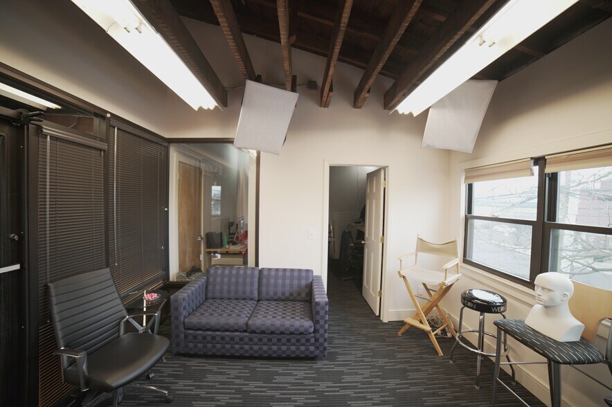 More Photos Of 1800 E State St, Hamilton Showroom For Lease