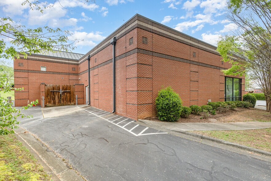 More Photos Of 816 Springfield Commons Dr, Raleigh Freestanding For Lease