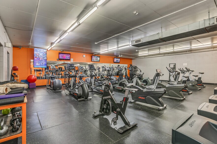 More Photos Of 133 Sandberg Rd, Monticello Storefront For Sale