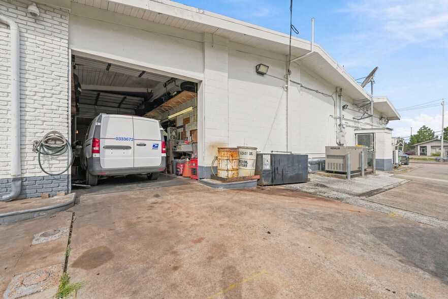 More Photos Of 101 S Friendswood Dr, Friendswood General Retail For Sale