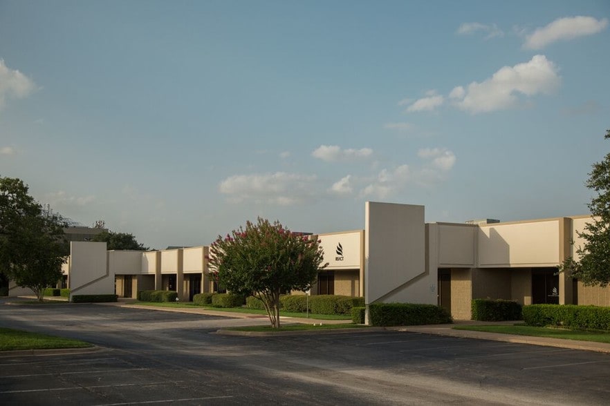 More Photos Of 15026-15080 Beltway Dr, Addison Light Manufacturing For Lease