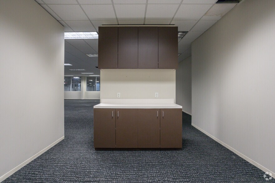 More Photos Of 1111-1113 Gillingham Ln, Sugar Land Distribution For Lease