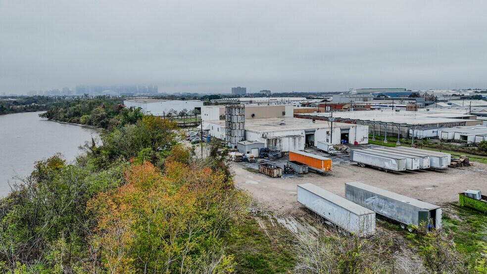 More Photos Of 700 Plastics, Houston Warehouse For Sale