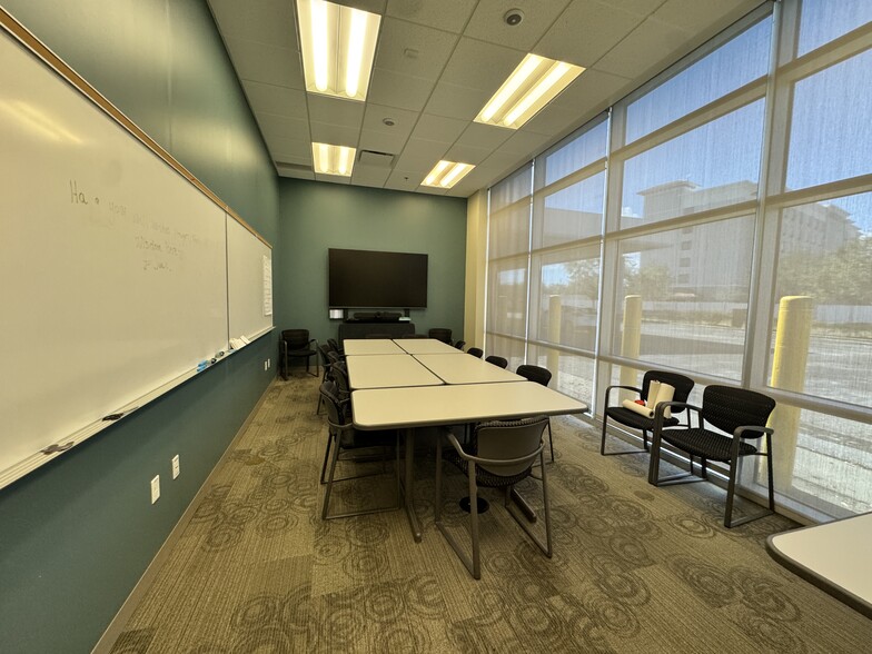 More Photos Of 4021 Tampa Rd, Oldsmar Showroom For Sale