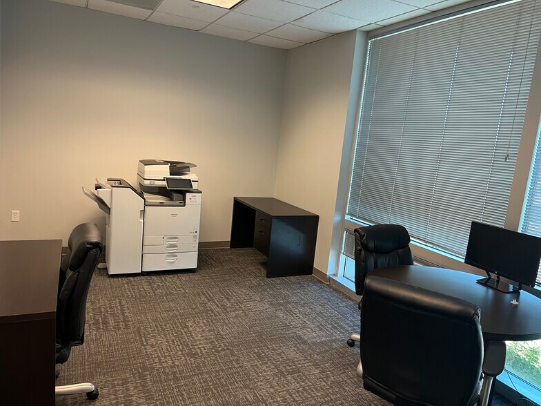 More Photos Of 5701 W Talavi Blvd, Glendale Office For Lease