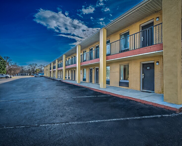 More Photos Of 820 Market St, Cheraw Hotel For Sale