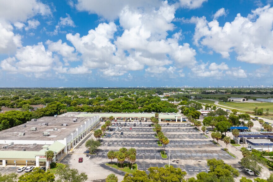 More Photos Of 7841-7899 Pines Blvd, Pembroke Pines Supermarket For Sale