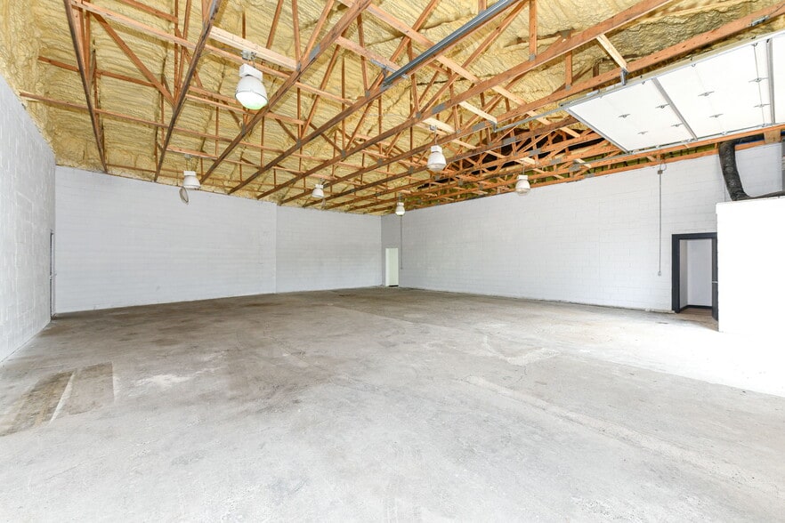 More Photos Of 3910 E 21st St, Indianapolis Auto Repair For Sale